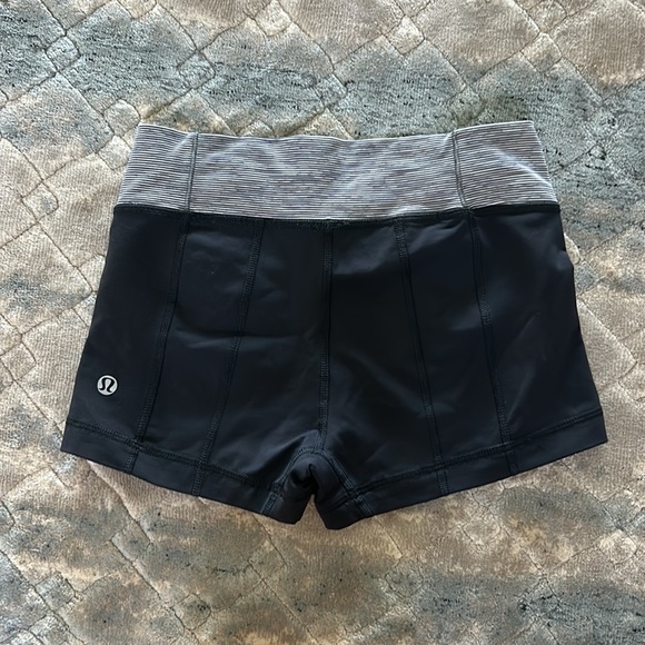 Lululemon Shorts 2.5” Black with Grey Size 4 - Picture 2 of 3